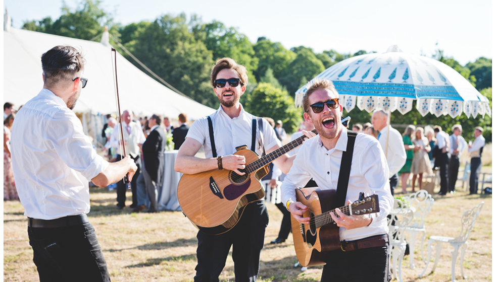 Musicians singing outside during the drinks reception