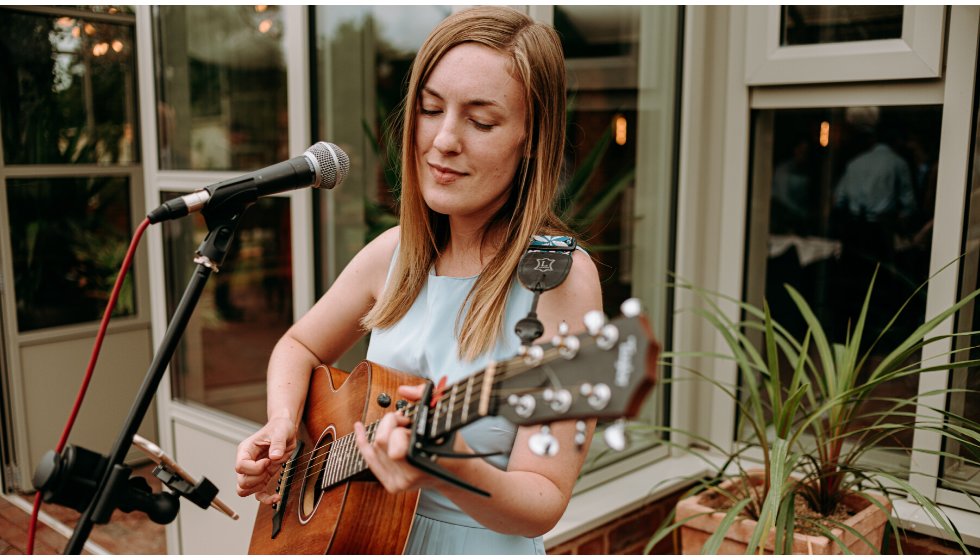 Aymee Weir sang well-loved acoustic songs during the reception.