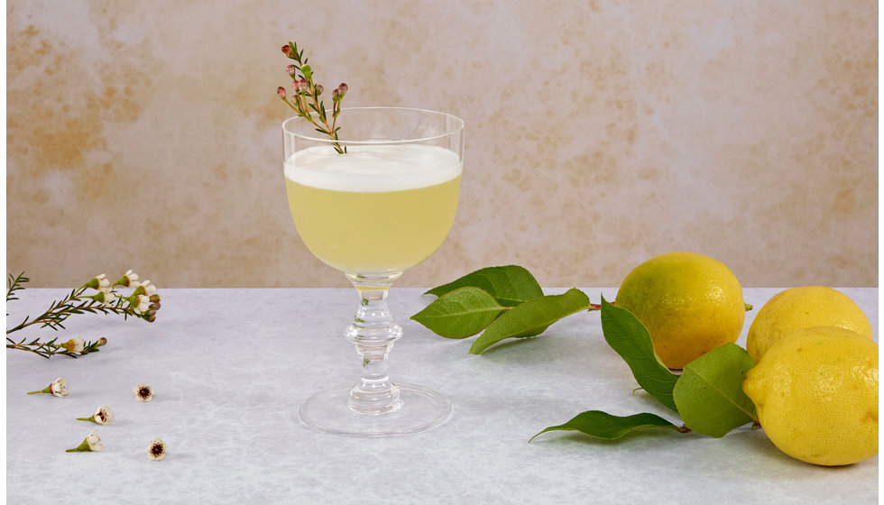 A lemon pisco sour.