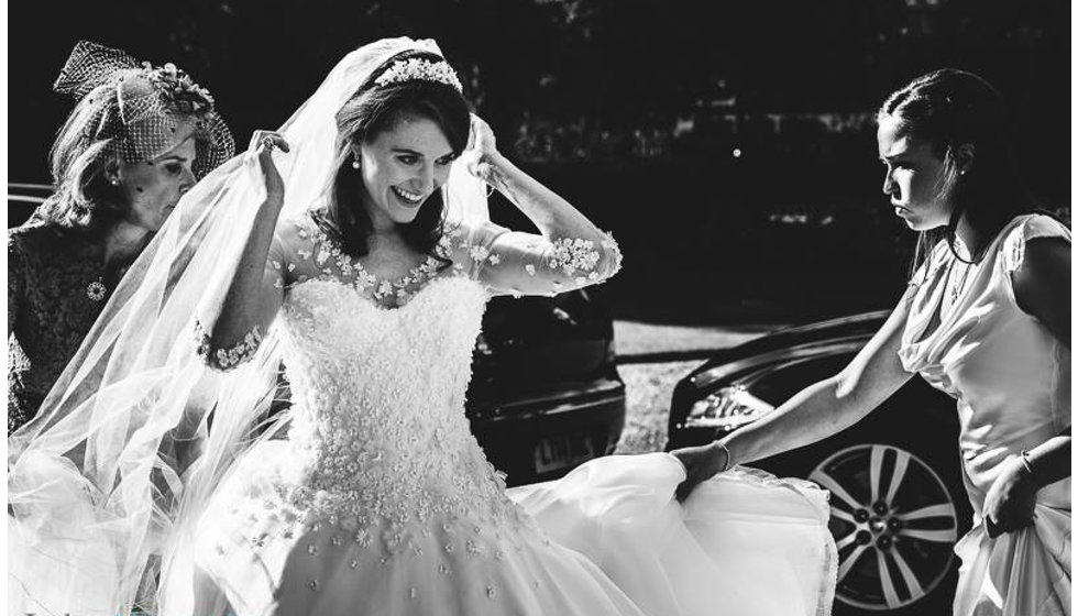 The bride arriving to the Church. 