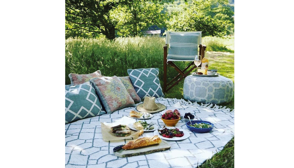 A Weaver Green Picnic scene. 