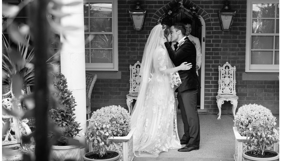 Sarah and Nico share a kiss outside.