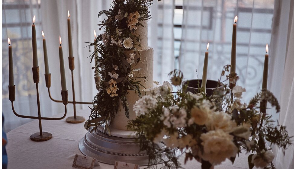 Jessica & Jack’s Idyllic Seaside Wedding in Cornwall: Wedding Cake